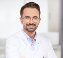 dr n. med. Piotr Stabryła, specjalista chirurgii plastycznej z kliniki Dr Szczyt-Charytonowicz