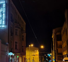 "Twórczość czasu", neon na Żwirki 8 w Łodzi