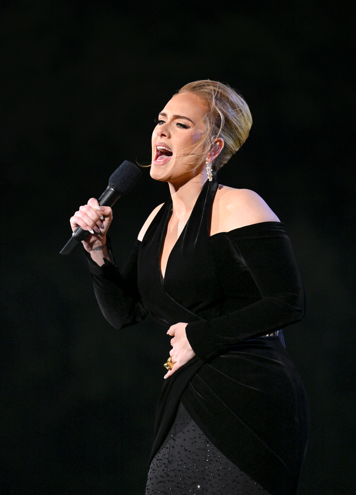 Adele w sukni Schiaparelli podczas koncertu w Londynie