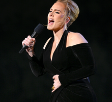 Adele w sukni Schiaparelli podczas koncertu w Londynie