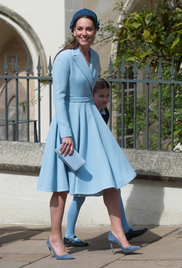 Księżna Kate w błękitnej sukience - Wielkanoc w kaplicy Zamku w Windsorze