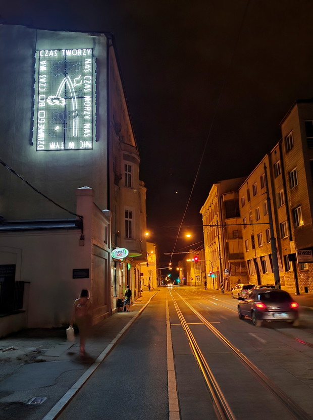 Twórczość czasu, neon upamiętniający Jana Sztaudyngera