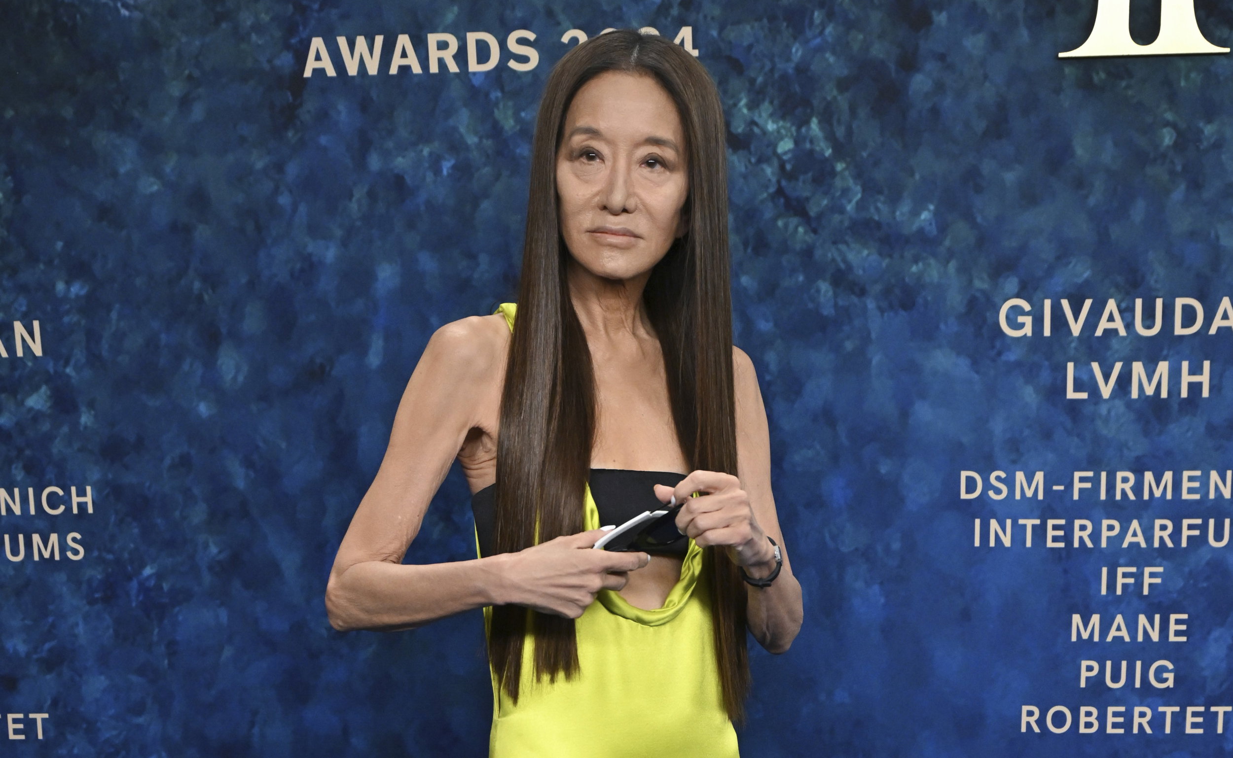 Vera Wang walczy z ageizmem w kreacji odsłaniającej brzuch. 75-latka zachwyca w dopasowanej sukience