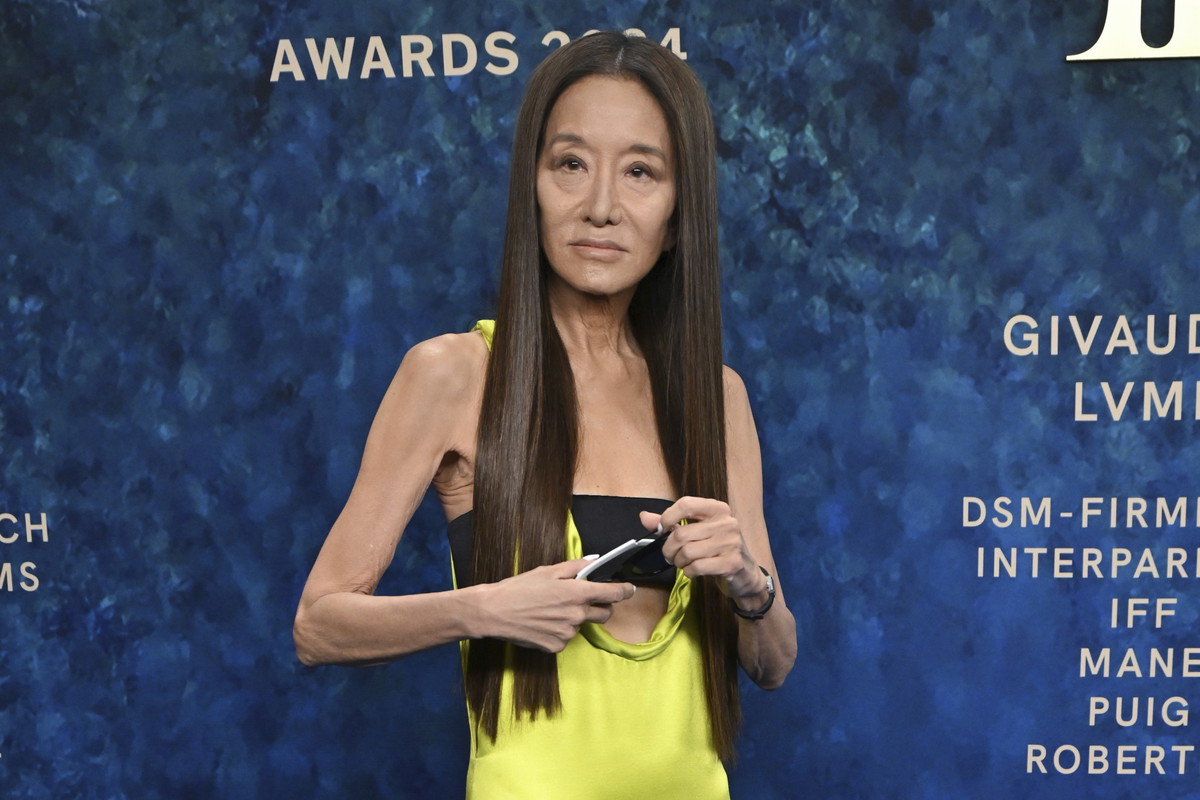 Vera Wang walczy z ageizmem w kreacji odsłaniającej brzuch. 75-latka zachwyca w dopasowanej sukience