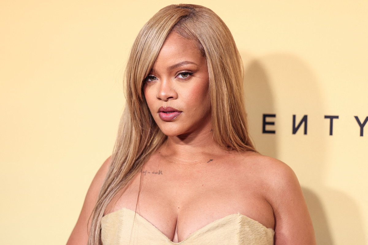 Rihanna blond włosy