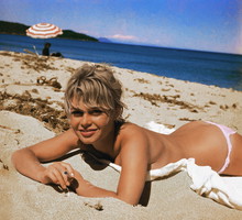 Brigitte Bardot na plaży w Cannes.
