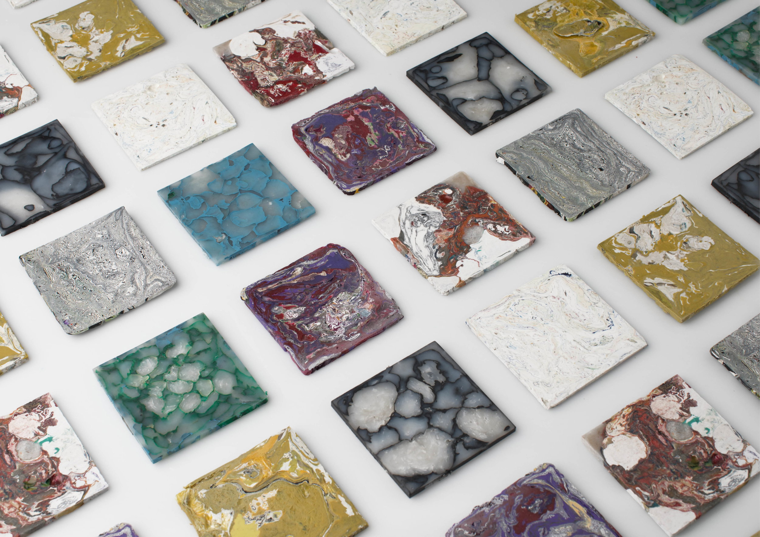 Płytki z plastikowych śmieci, @plasticstonetiles, projekt: Enis Akiev