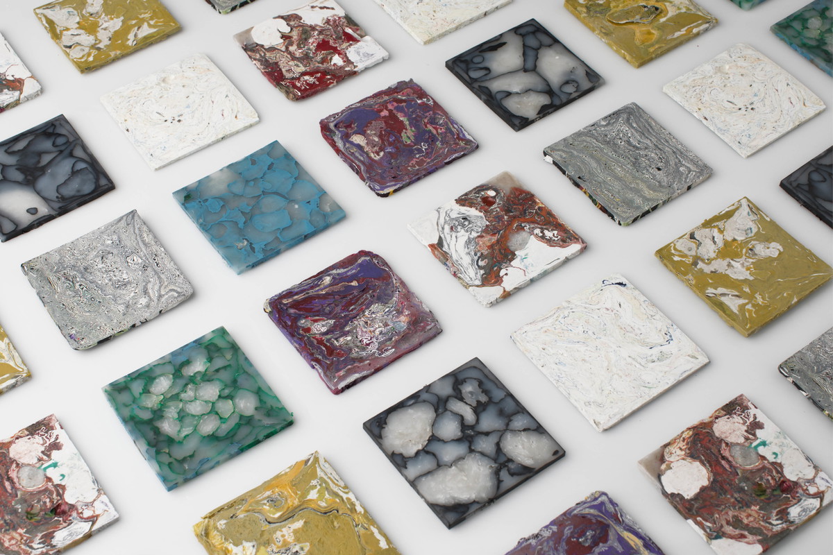 Płytki z plastikowych śmieci, @plasticstonetiles, projekt: Enis Akiev