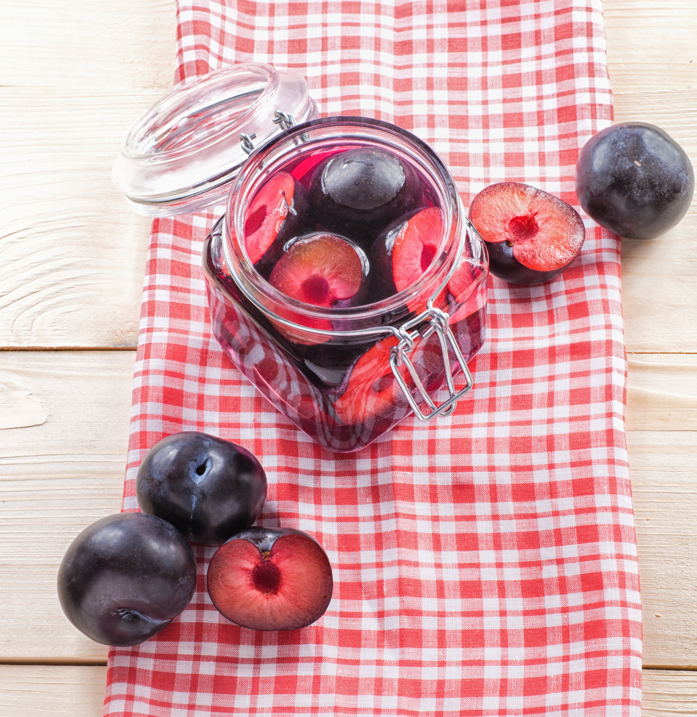 Węgierki w occie. fot. Fotolia