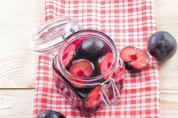 Węgierki w occie. fot. Fotolia