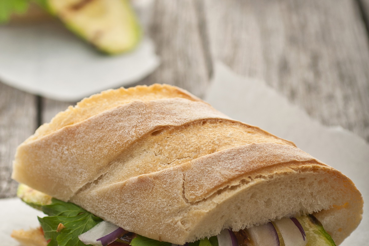Kanapka z pieczonymi warzywami i mozzarellą. fot. Fotolia