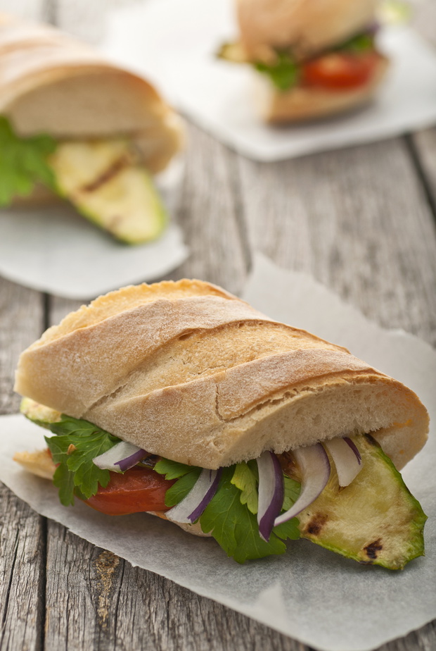 Kanapka z pieczonymi warzywami i mozzarellą. fot. Fotolia