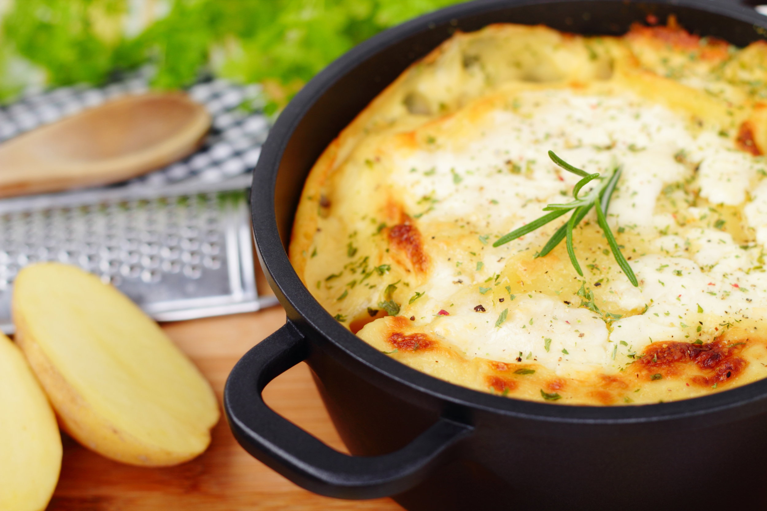 Zapiekanki - przepis na danie z ziemniakami z pieczarkami fot. Fotolia