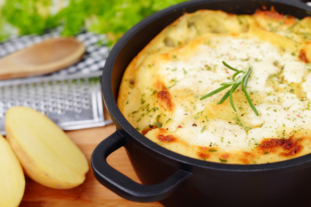 Zapiekanki - przepis na danie z ziemniakami z pieczarkami fot. Fotolia