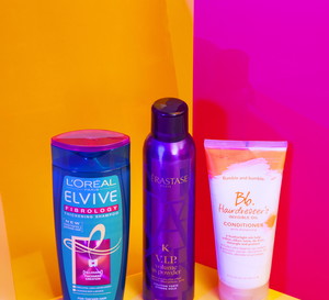 Najlepsze kosmetyki do włosów 2015! Szampon Elseve Fibralogy L'Oréal Paris, odżywka Bb. Hairdresser's Invisible Oil Bumble&Bumble, produkt do stylizacji V.I.P. Volume In Powder Kérastase, fot. Eva Roovers
