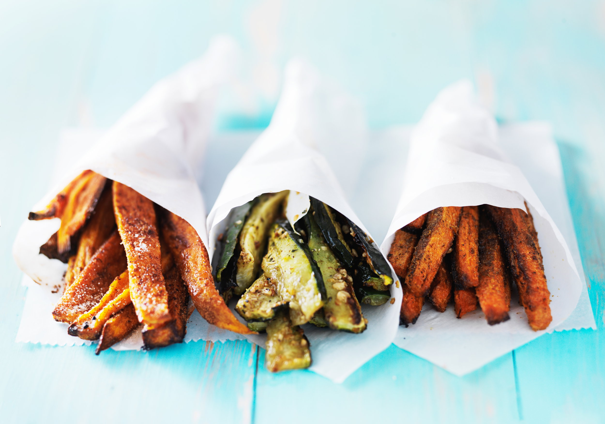 Przekąski poniżej 100 kcal - pomysły, fot. Fotolia2. Pieczony batat/cukinia1 mały batat lub cukinia pokrojone na frytki i upieczone w piekarniku (w temperaturze 180 stopni przez ok. 20 minut) z dodatkiej soli himalajskiej. 