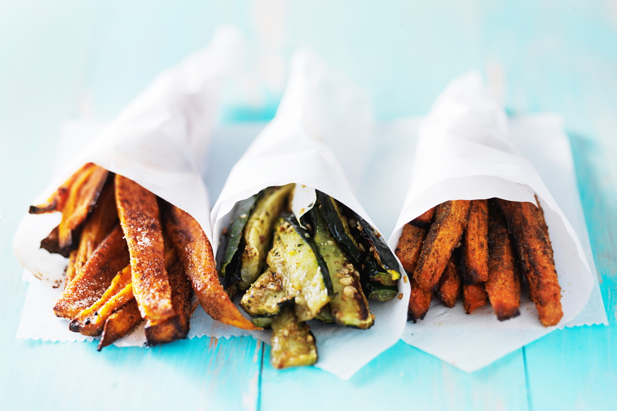 Przekąski poniżej 100 kcal - pomysły, fot. Fotolia2. Pieczony batat/cukinia1 mały batat lub cukinia pokrojone na frytki i upieczone w piekarniku (w temperaturze 180 stopni przez ok. 20 minut) z dodatkiej soli himalajskiej.