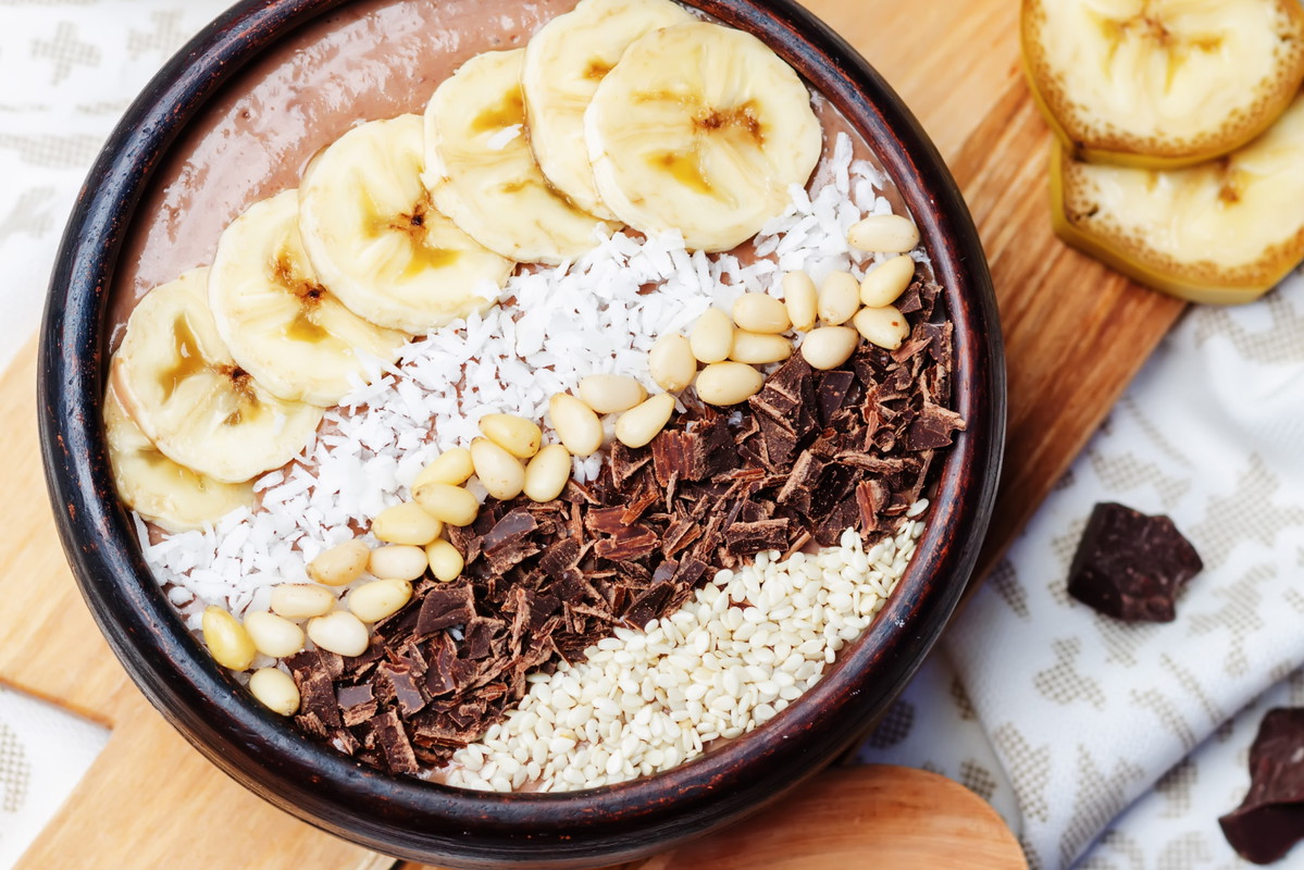 Czekoladowo-kokosowe smoothie bowl