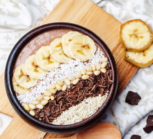 Czekoladowo-kokosowe smoothie bowl