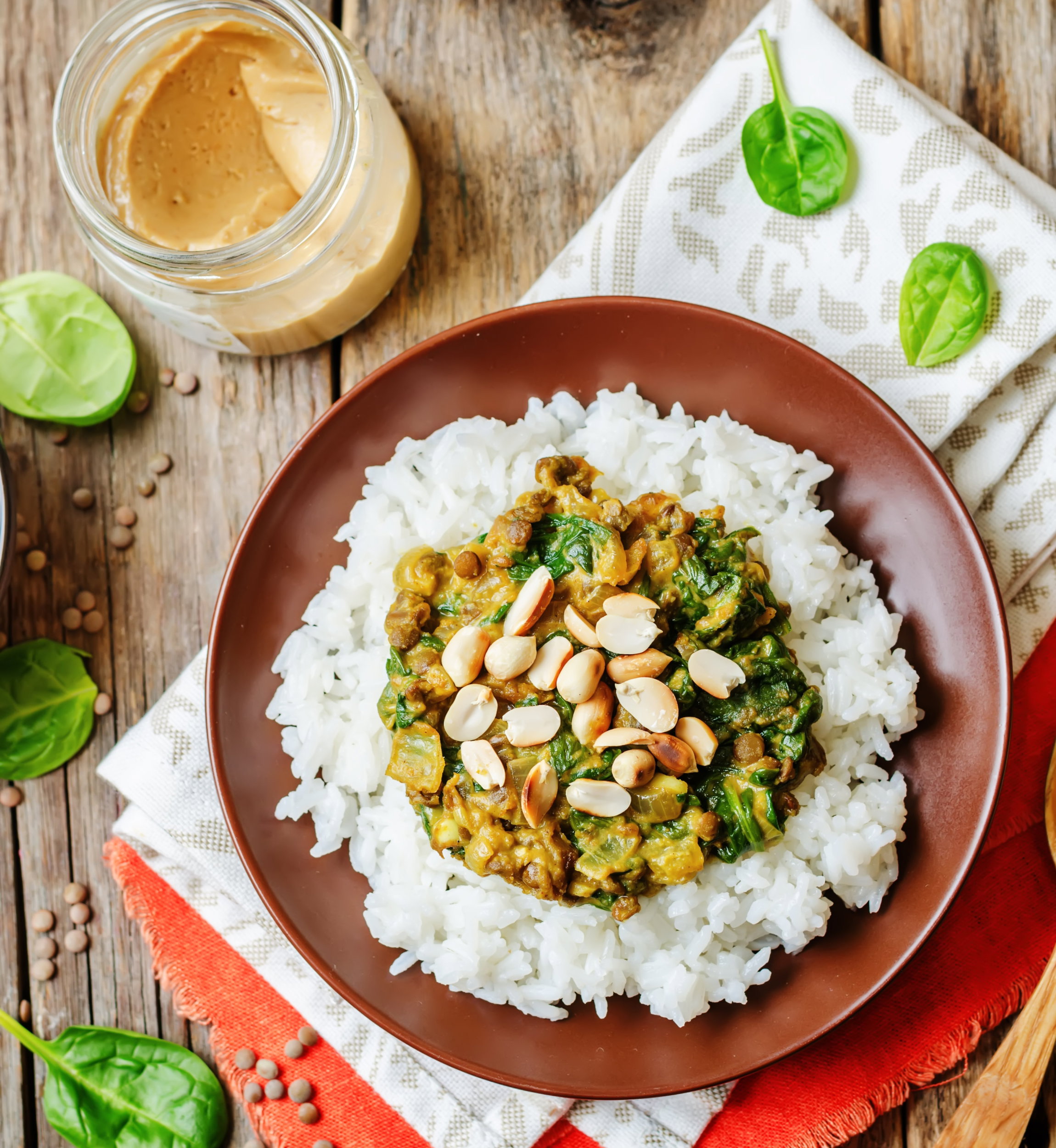 Wegańskie curry z masłem orzechowym