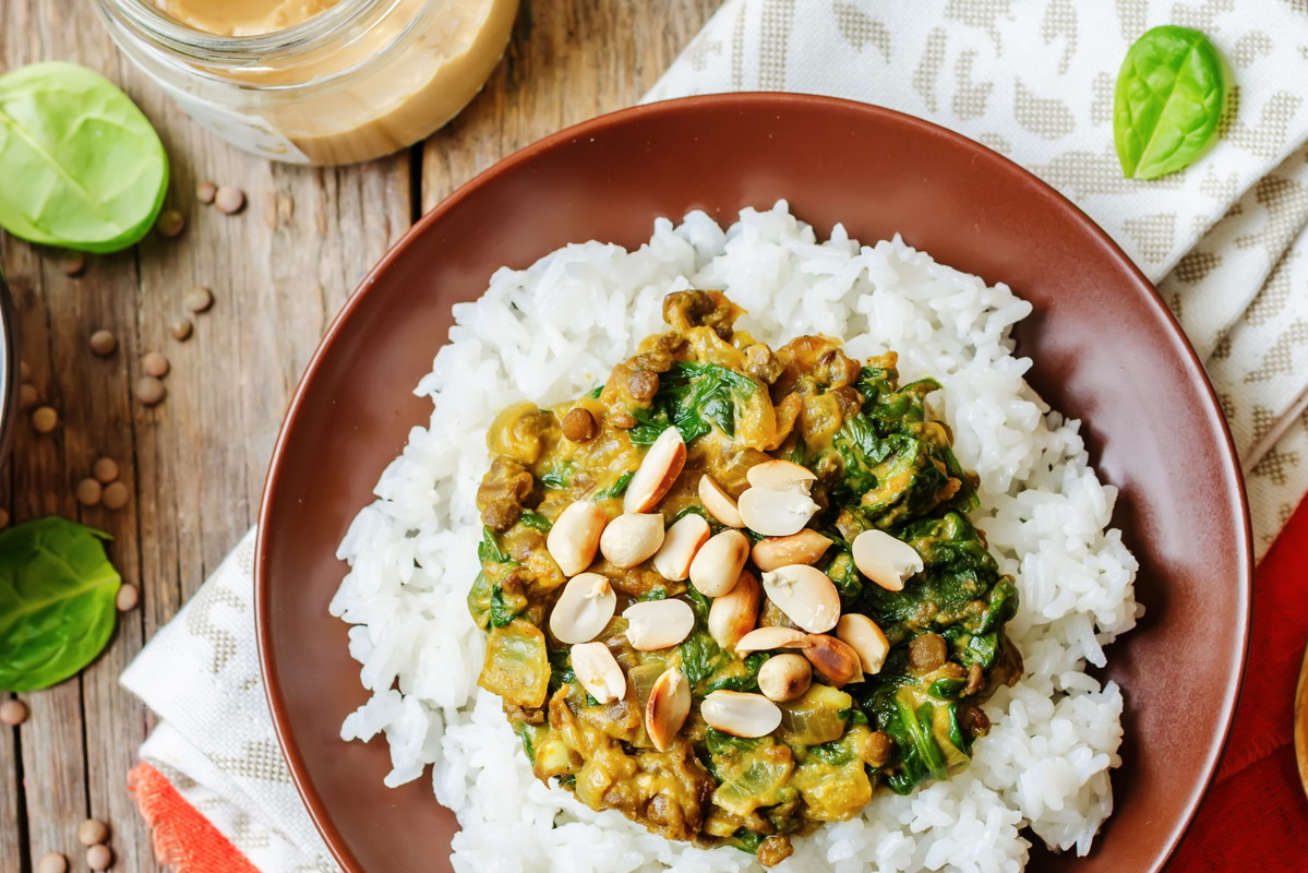 Wegańskie curry z masłem orzechowym