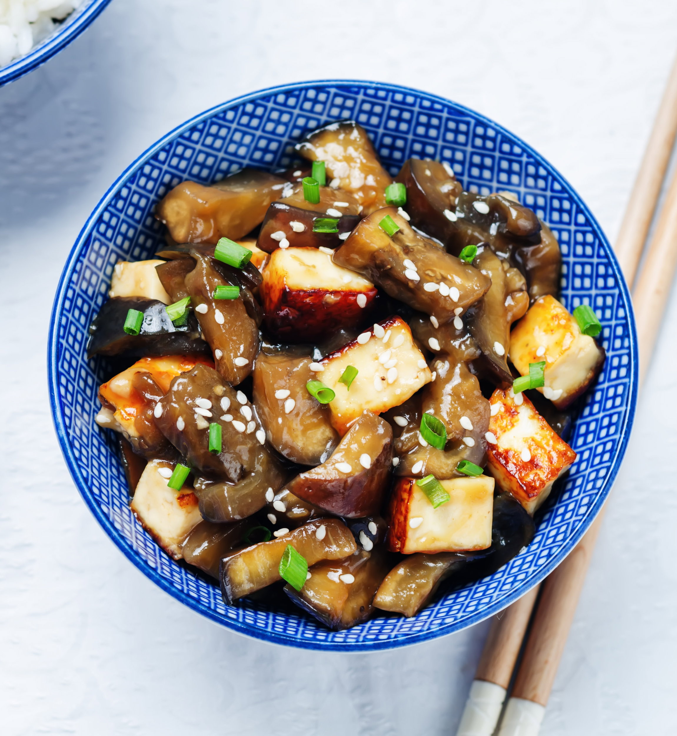 Azjatycka sałatka z tofu i bakłażanem, fot. Fotolia