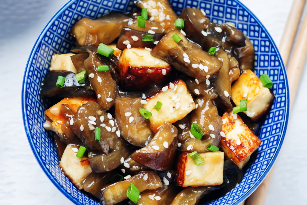 Azjatycka sałatka z tofu i bakłażanem, fot. Fotolia