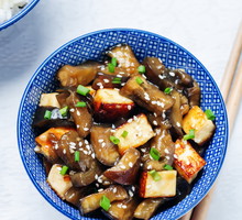 Azjatycka sałatka z tofu i bakłażanem, fot. Fotolia