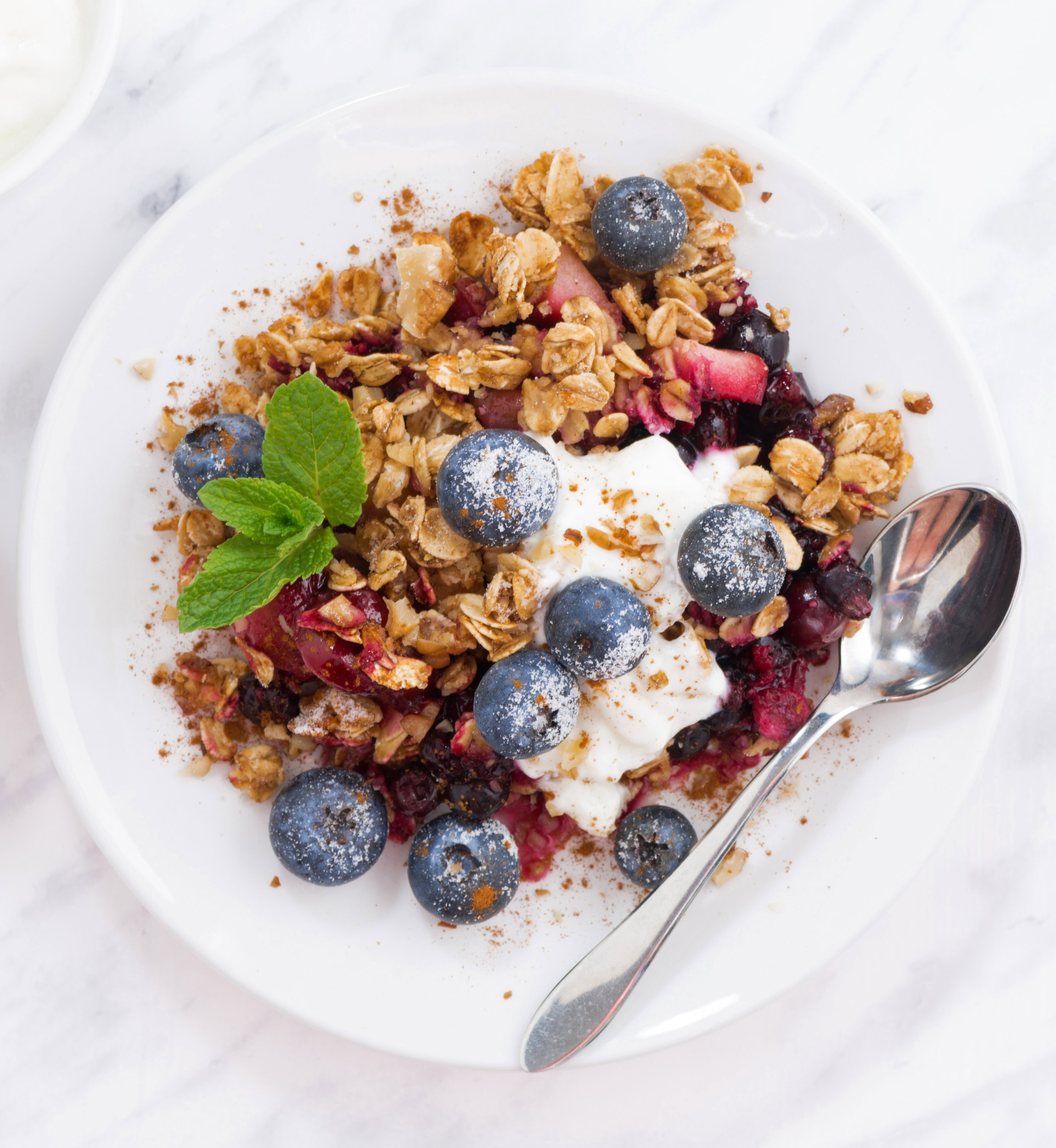 Śniadanie fit: wiśniowe crumble bez cukru