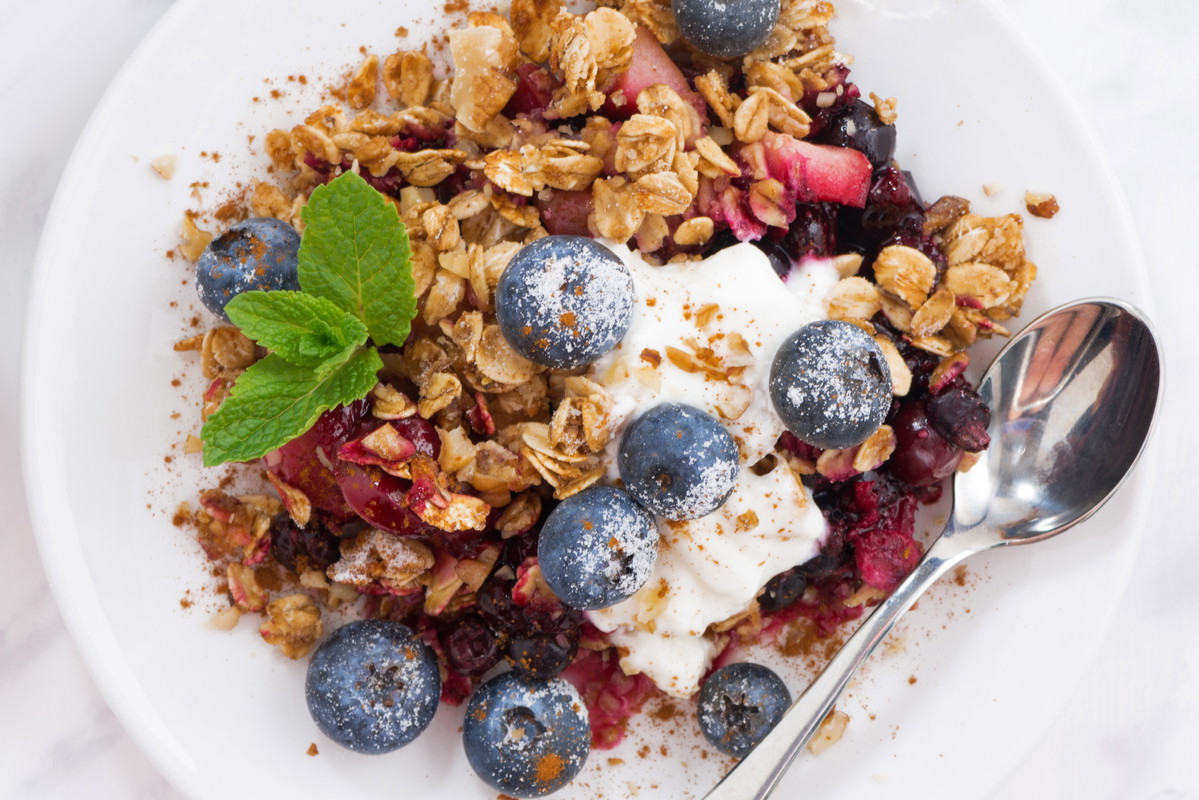 Śniadanie fit: wiśniowe crumble bez cukru