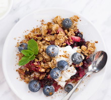 Śniadanie fit: wiśniowe crumble bez cukru