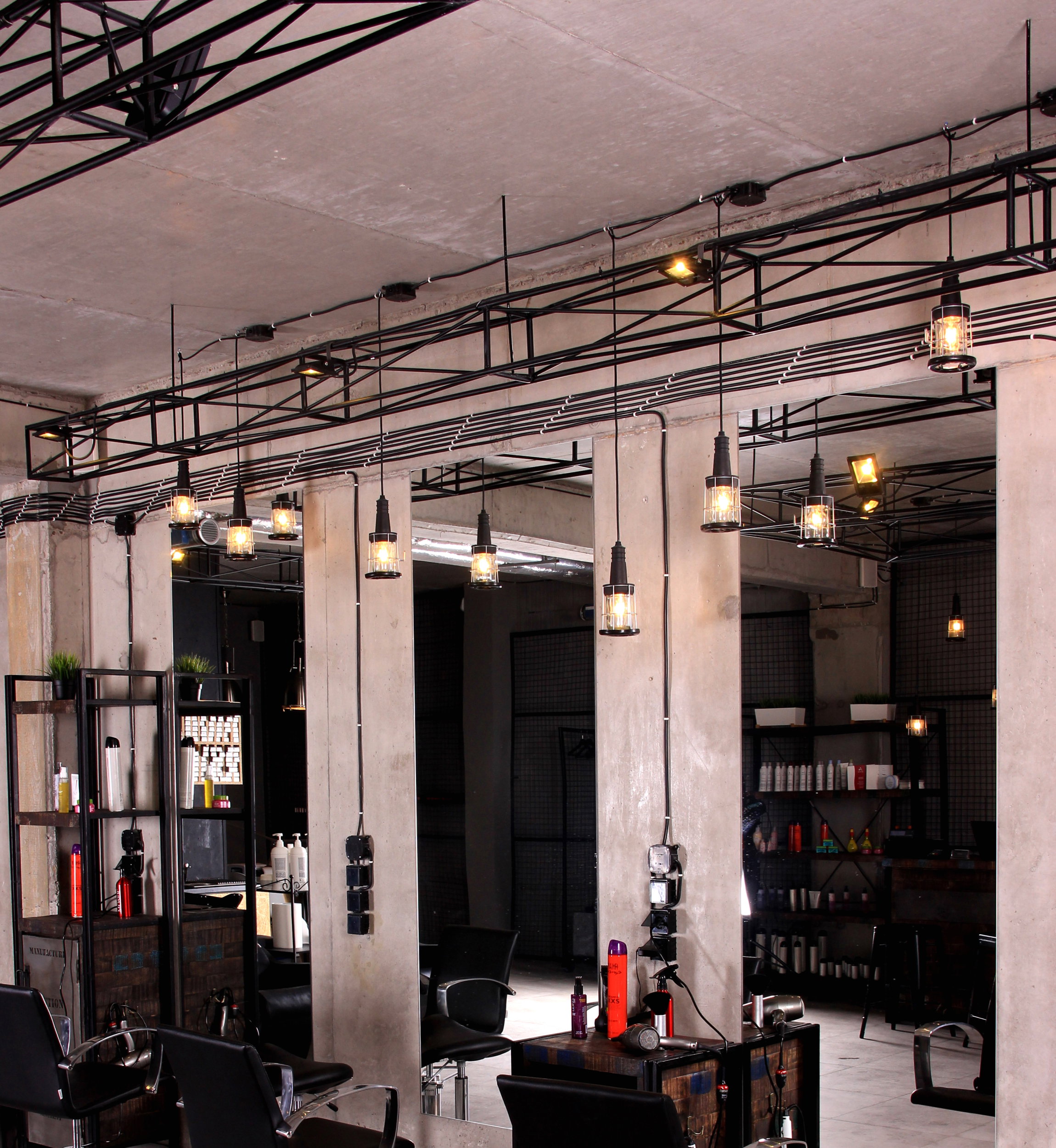 Industrialne wnętrza krakowskiego salonu fryzjerskiego Bonza Hair&Beauty, projekt Agneiszka Wójcik z pracowni AW Interior Design, fot. mat. pracowni