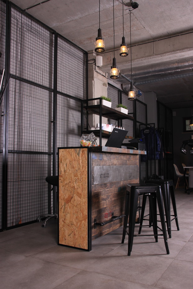 Industrialne wnętrza krakowskiego salonu fryzjerskiego Bonza Hair&Beauty, projekt Agneiszka Wójcik z pracowni AW Interior Design, fot. mat. pracowni