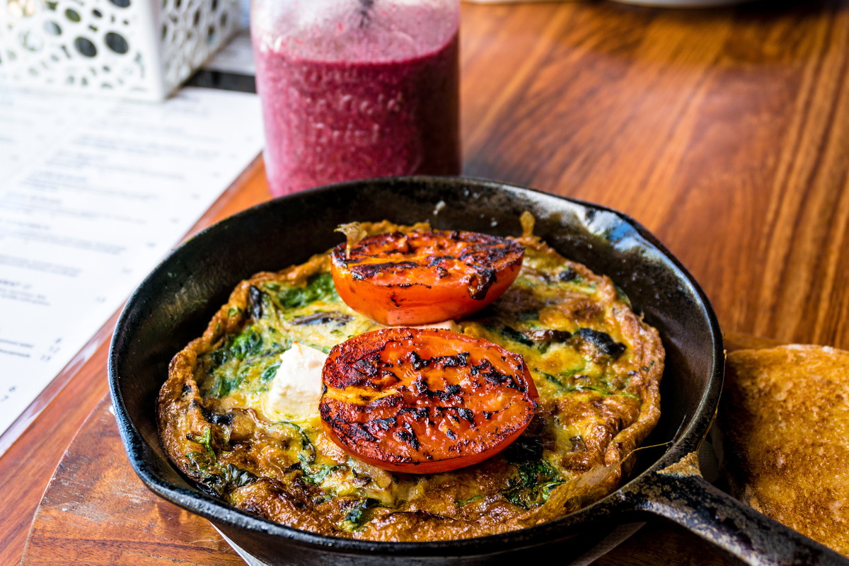 Omlet białkowy na 3 sposoby - przepisy, fot. Fotolia2. Kukurydziany omlet białkowySkładniki:2-3 białka jajekszczypta soli1 żółtko 3 łyżki mąki kukurydzianej garść liści szpinaku baby zioła prowansalskie, pieprz Białka jajek ubij na sztywną pianę