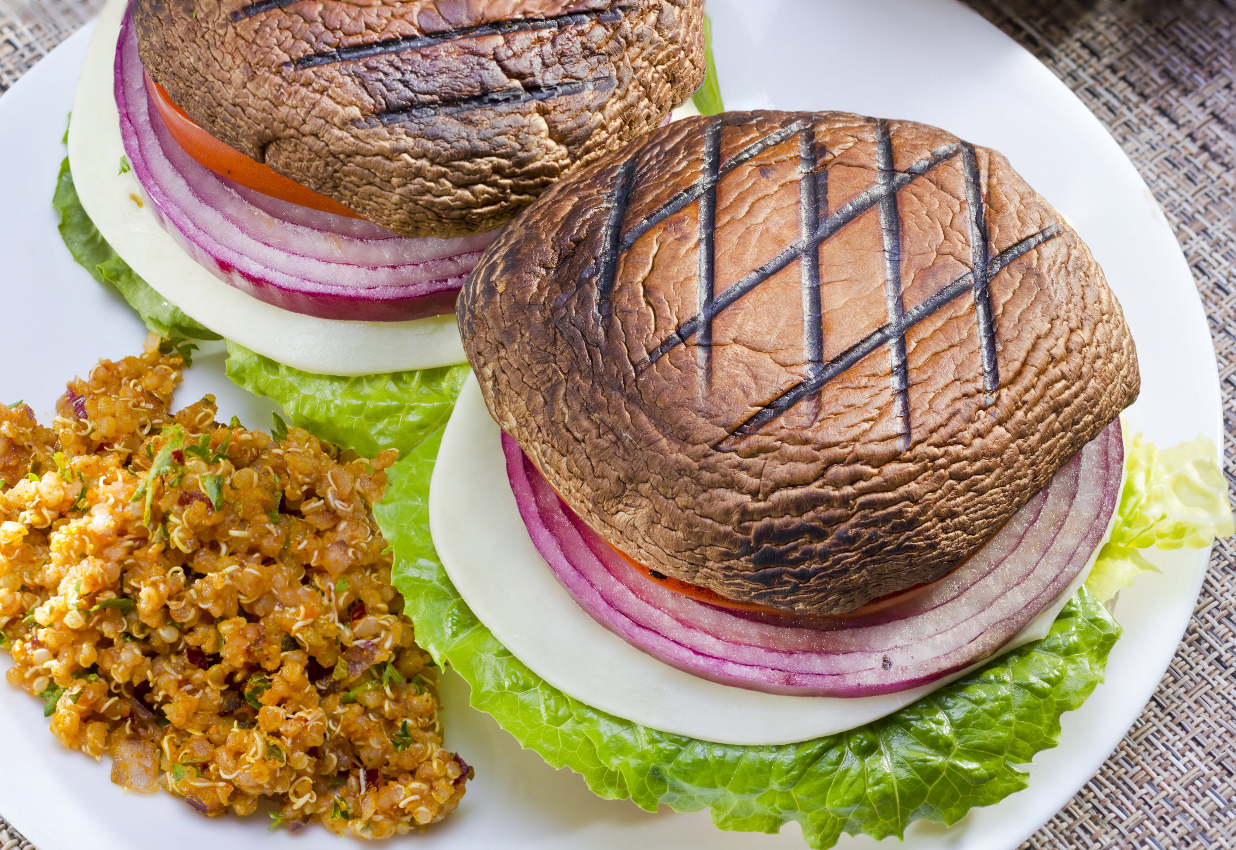 Przepisy na grillowane warzywa - burgery pieczarkowe
