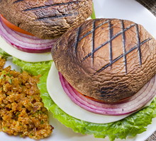 Przepisy na grillowane warzywa - burgery pieczarkowe