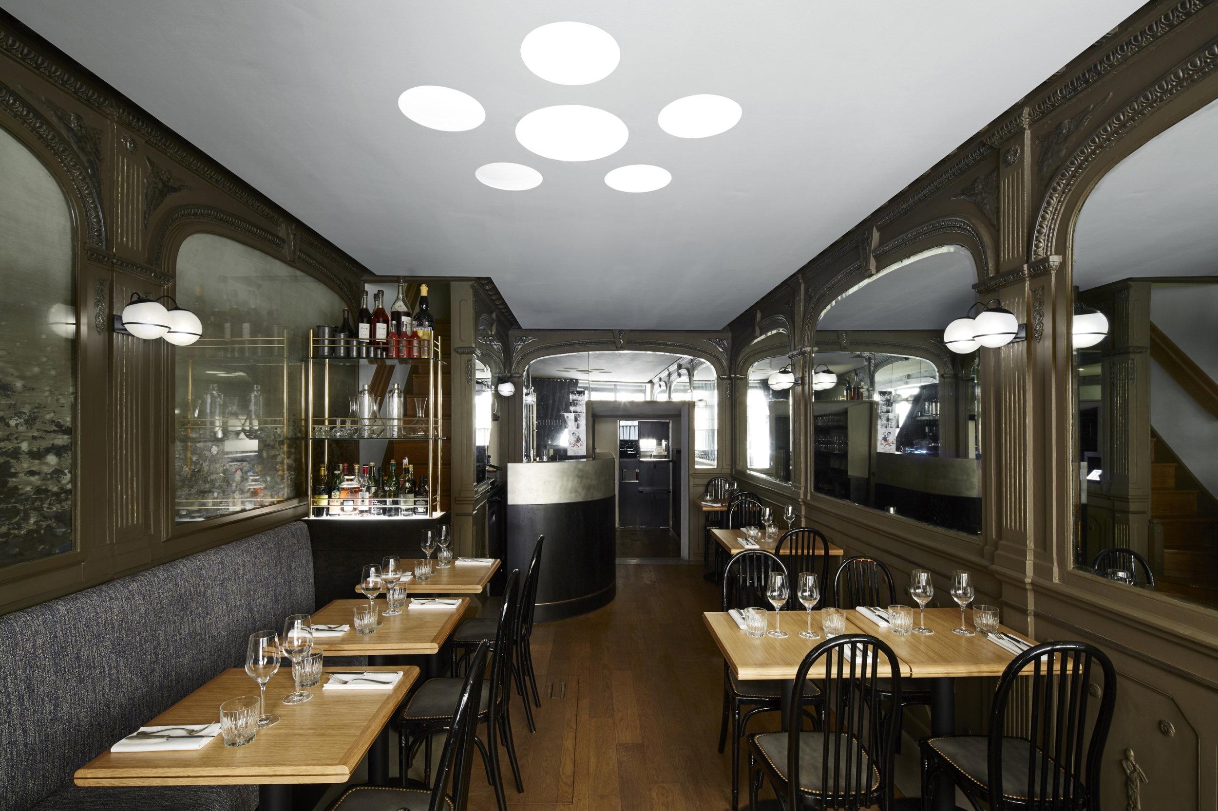 Wnętrza paryskiego bistro La Bourse et La Vie