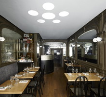 Wnętrza paryskiego bistro La Bourse et La Vie