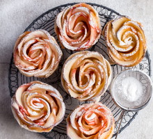 Przepis na Dzień Kobiet: jabłkowe róże, fot. Fotolia