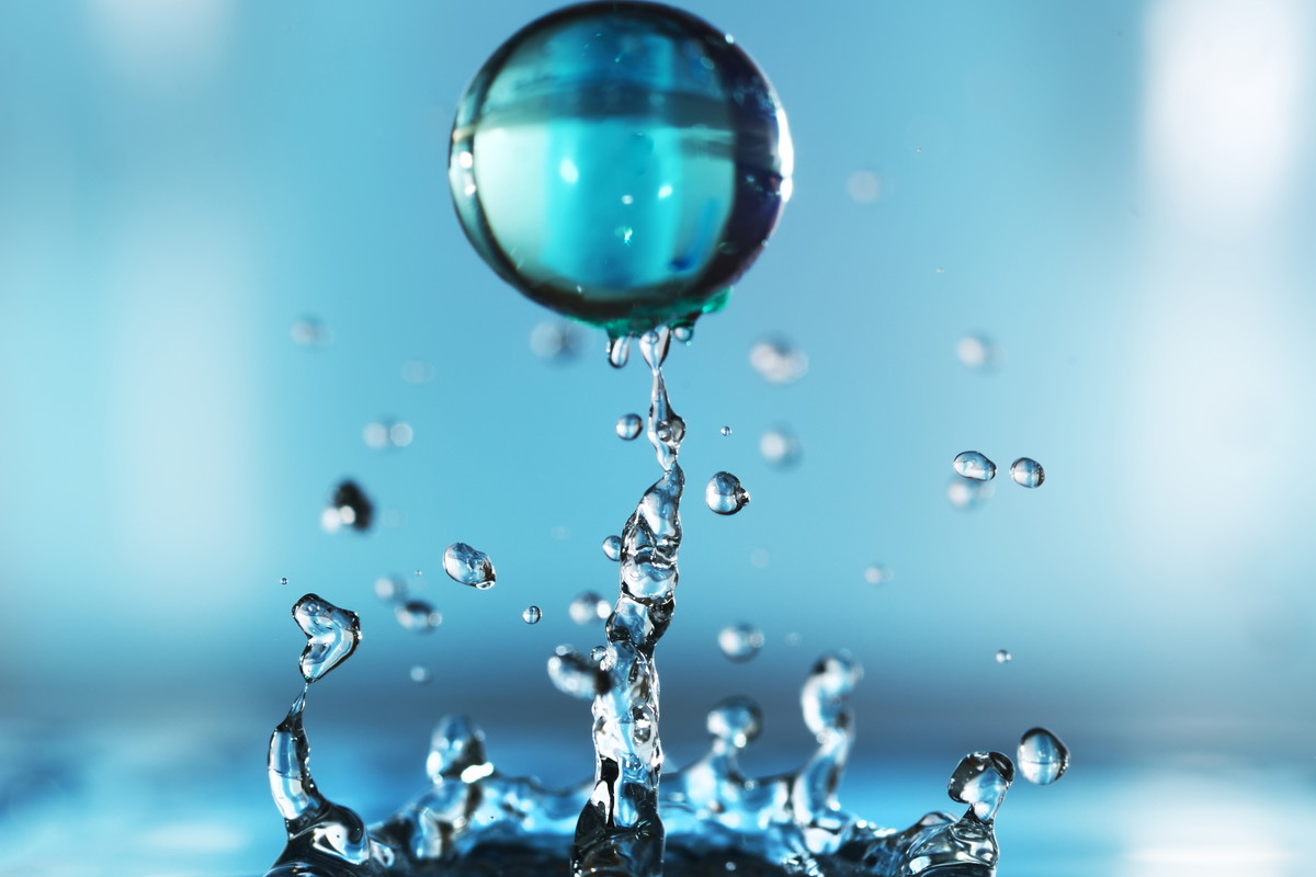 Wynaleziono jadalną kroplę wody, która ma zastąpić plastikowe butelki, fot. Fotolia