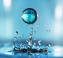 Wynaleziono jadalną kroplę wody, która ma zastąpić plastikowe butelki, fot. Fotolia