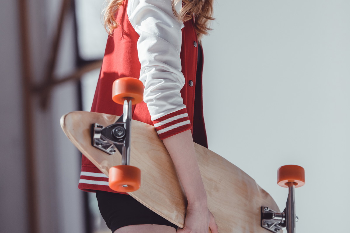 Uliczny sport dla dziewczyn: taniec na longboardzie