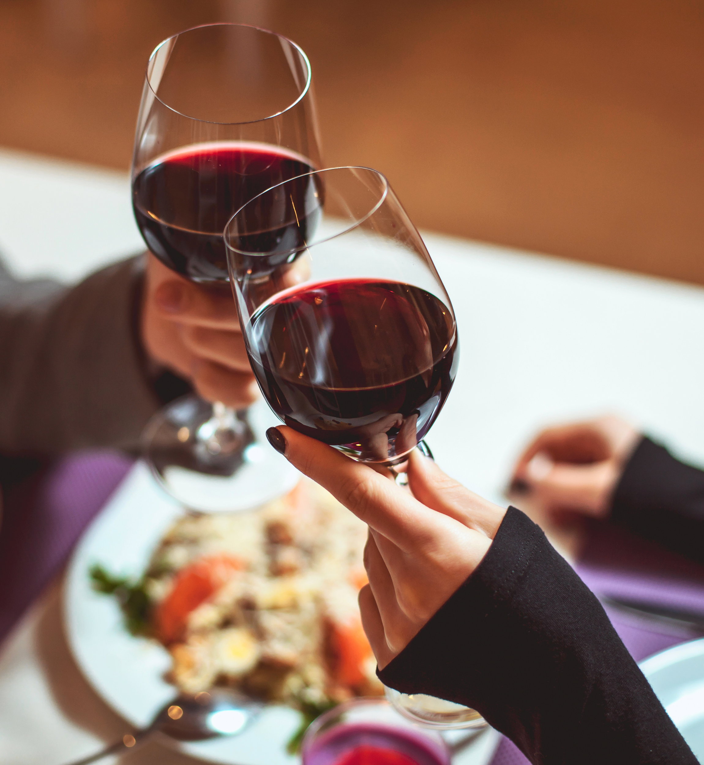 Pary, które piją razem alkohol są szczęśliwsze - tak mówią naukowcy