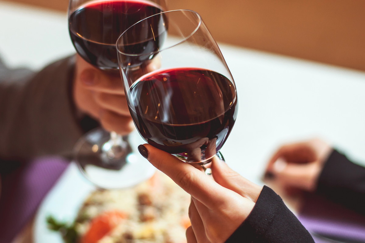 Pary, które piją razem alkohol są szczęśliwsze - tak mówią naukowcy