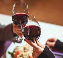 Pary, które piją razem alkohol są szczęśliwsze - tak mówią naukowcy