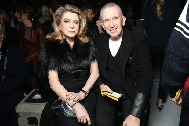 catherine-deneuve-i-jean-paul-gaultier-na-pokazie-louis-vuitton-jesien-zima-2018-2019-6869102
