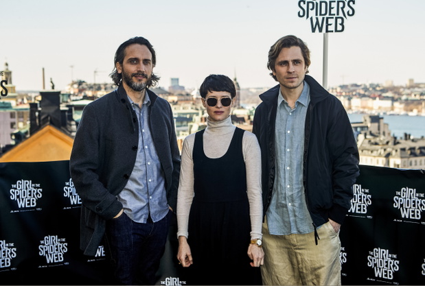 fede-alvarez-claire-foy-i-sverrir-gudnason-na-konferencji-prasowej-dotyczacej-filmu-the-girl-in-the-spider-s-web-w-sztokholmie-13-04-2ec987e