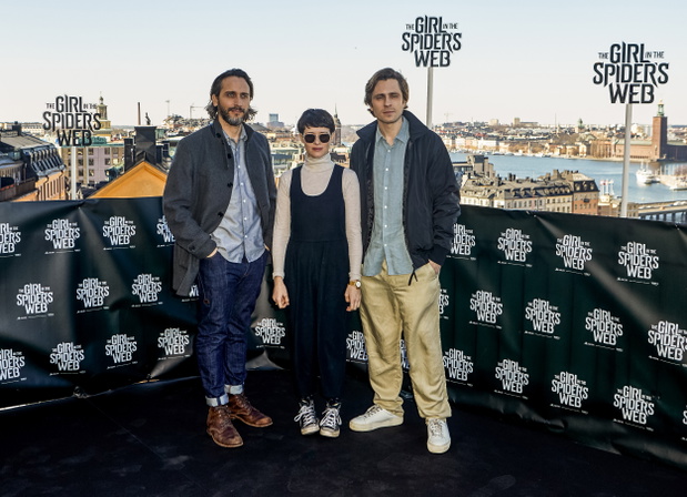 fede-alvarez-claire-foy-i-sverrir-gudnason-na-konferencji-prasowej-dotyczacej-filmu-the-girl-in-the-spider-s-web-w-sztokholmie-13-041-8d55566