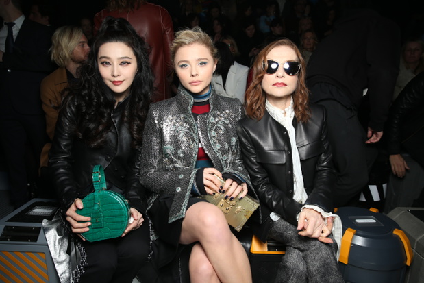 fan-bing-bing-chloe-moretz-i-isabelle-huppert-na-pokazie-louis-vuitton-jesien-zima-2018-2019-cb0f4bb