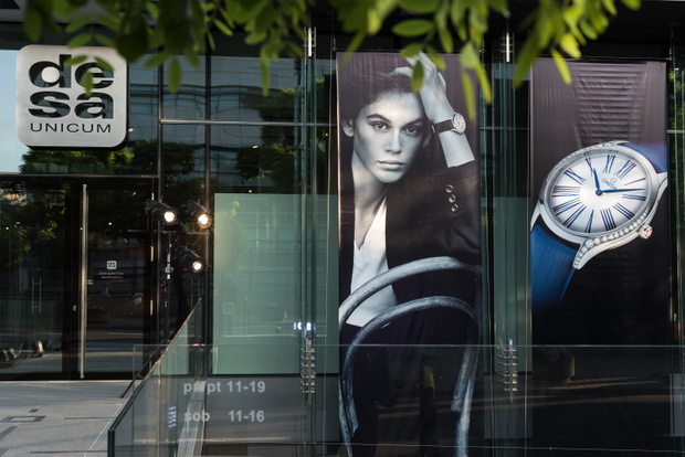 w-kampanii-omega-tresor-wystapila-corka-supermodelki-cindy-crawford-kaia-gerber-c77b21d